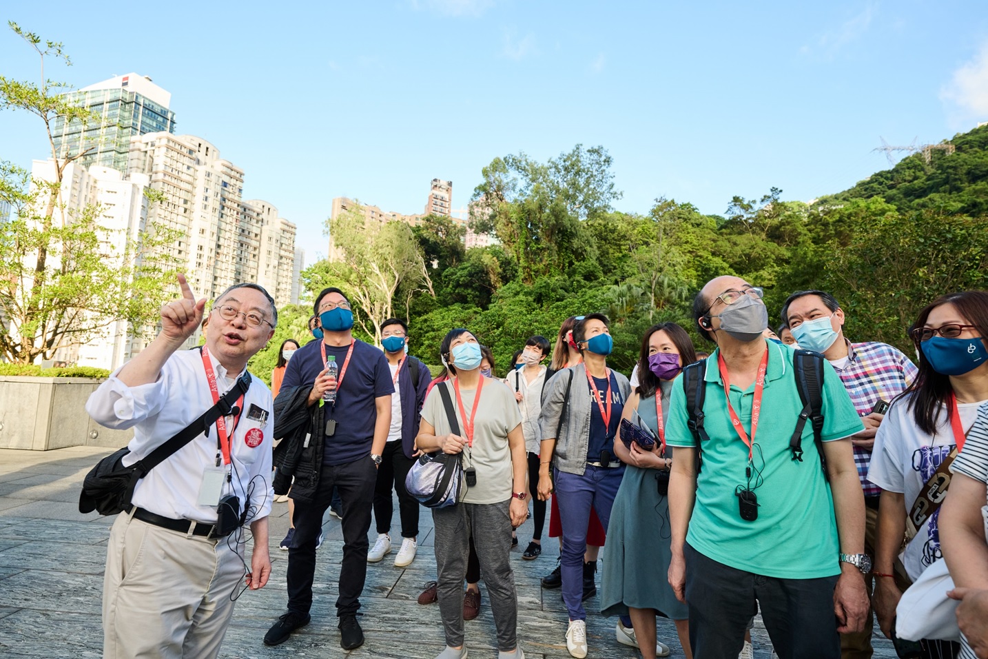 After the sharing session, Mr. Ronnie C. Chan, Chair of Hang Lung Properties, personally leads employees and their families and friends to explore the heritage and history of the artifacts on display at the Asia Society Hong Kong Center