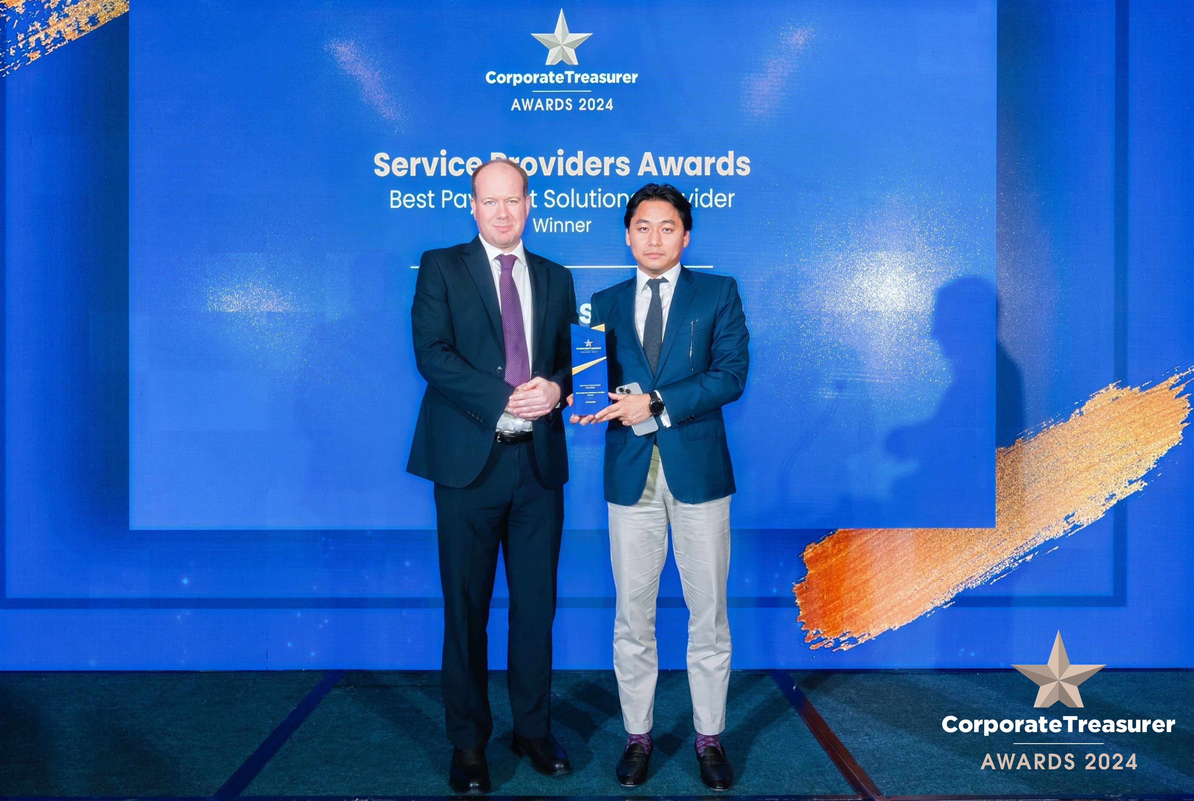 Neil Ni, Chief Strategy Officer of XTransfer, received the award from the Corporate Treasurers representative.